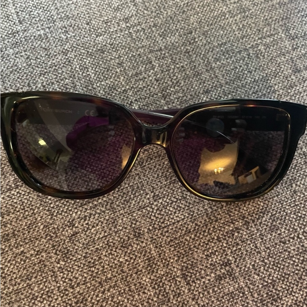GENTLY USED, NO SCRATCHES/TORY BURCH SUNGLASSES